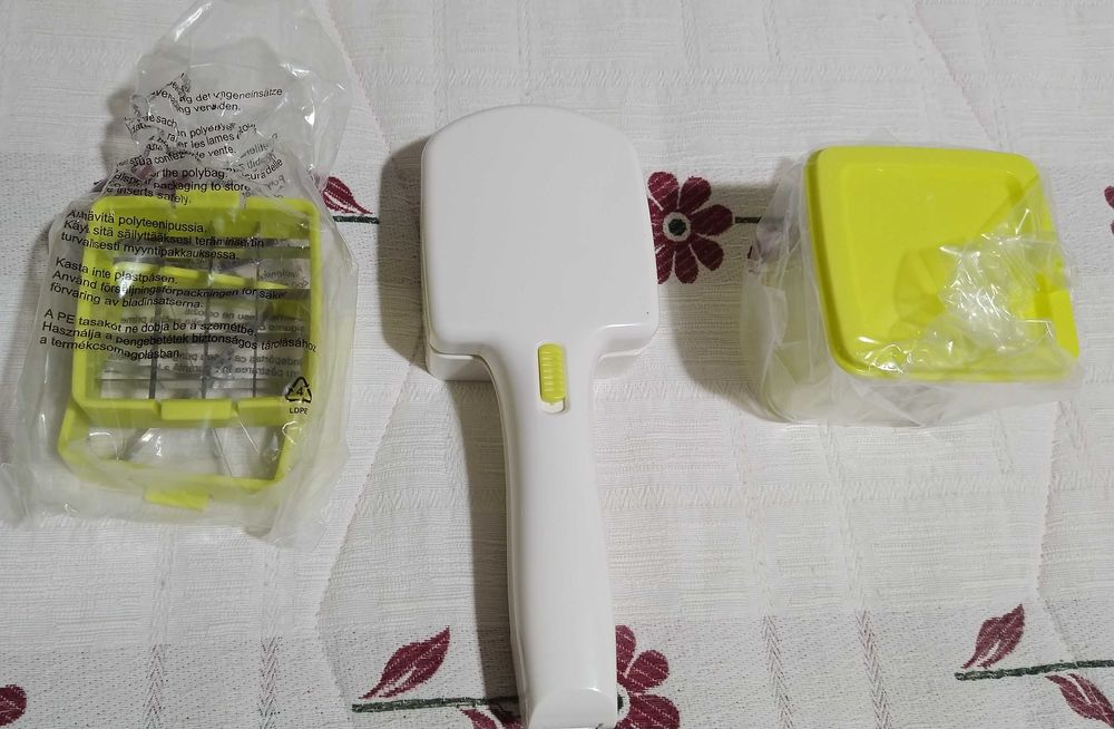 Multi-cortador, para ovos, fruta, legumes, com vários acessórios.