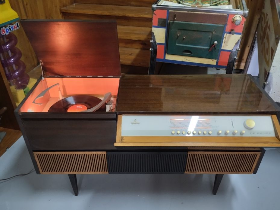 Móvel rádio e gira discos a funcionar