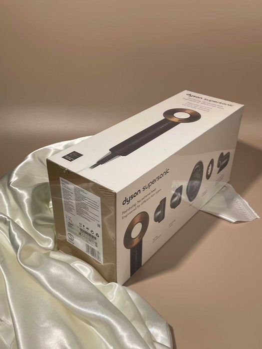 Stan idealny suszarka do włosów Dyson prezent-Nowa