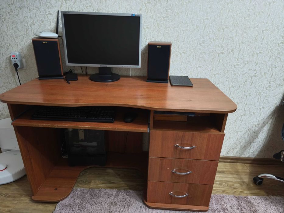 Письмовий, комп'ютерний стіл