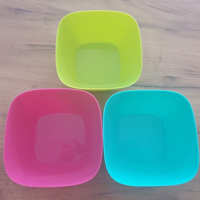 Nowe miseczki plastikowe do żywności