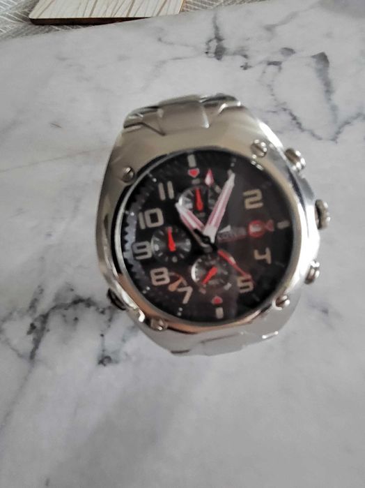 Elegancki zegarek na bransolecie Lotus