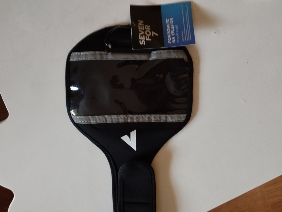 Sprzedam etui na telefon nakładane na ramię.