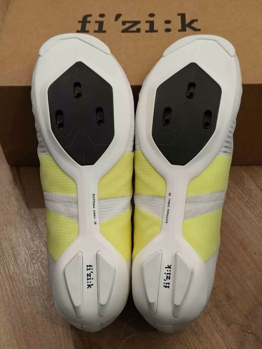 Sapatos de estrada Fizik Vega Carbon modelo 2025 Team Movistar