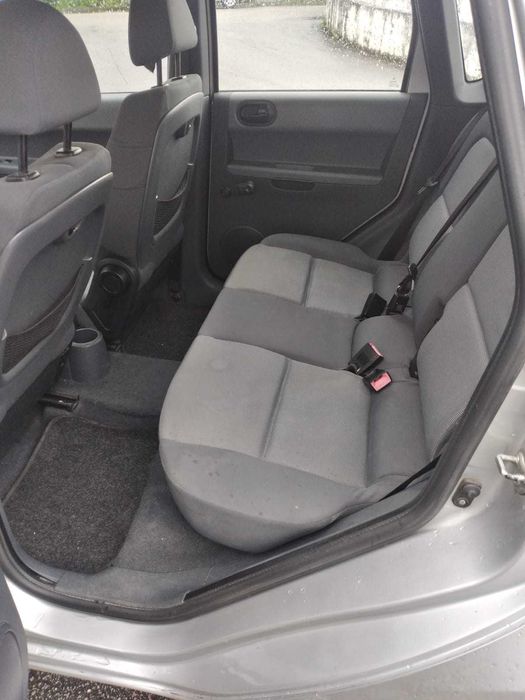 Mitsubishi Colt 1.1 com A/C e 5 Lugares de 03/2007 - Bom estado
