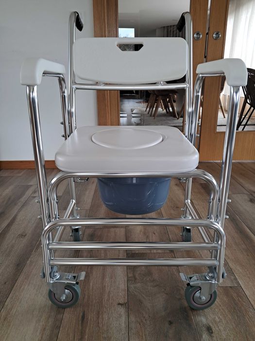 Cadeira sanitária com rodas para banho e necessidades - Como nova!