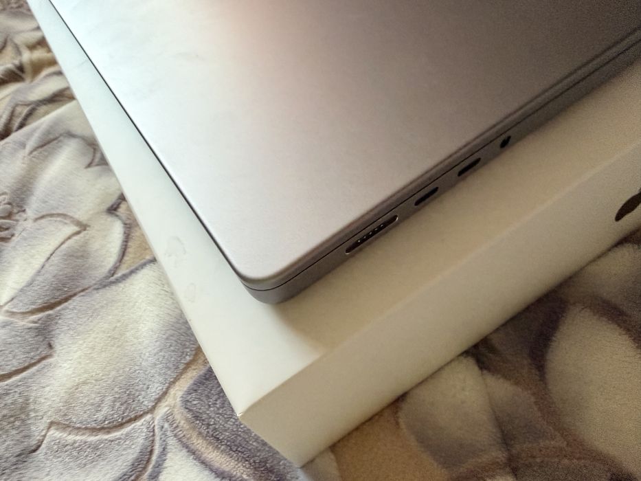 MacBook Pro 16 на M1 Pro 2021 , ідеальний , Повний рідний комплект