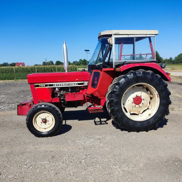 Ciągnik rolniczy International 744