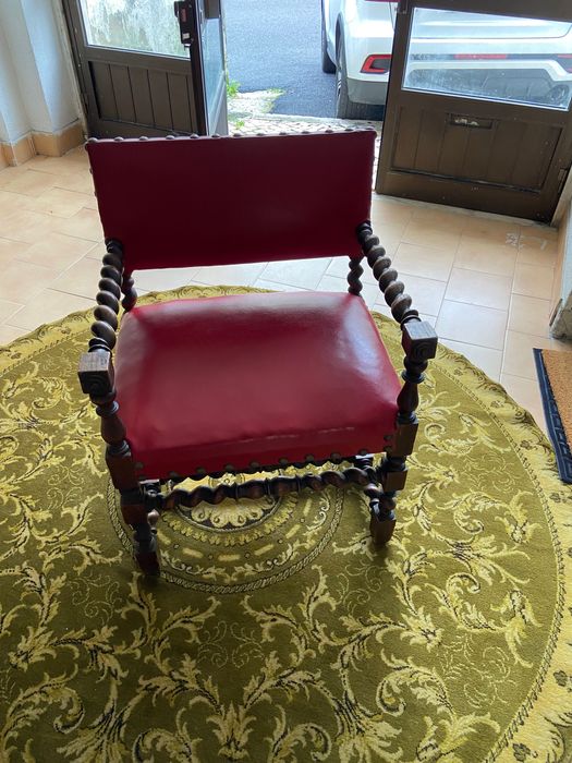 Dois cadeirões em pele de madeira torneada