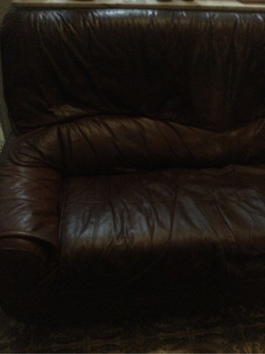 Sofa em pele usado em estado razoavel