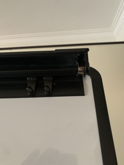 Quadro branco magnético com tripé, muito bem conservado.