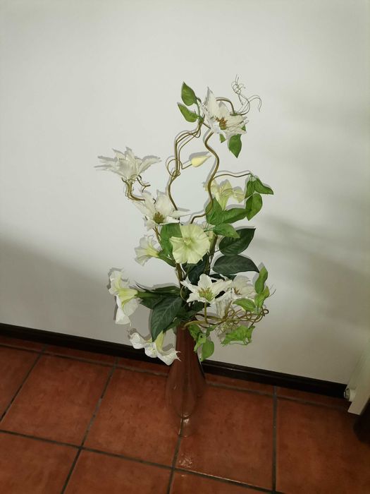 Jarra cerâmica com flores artificiais