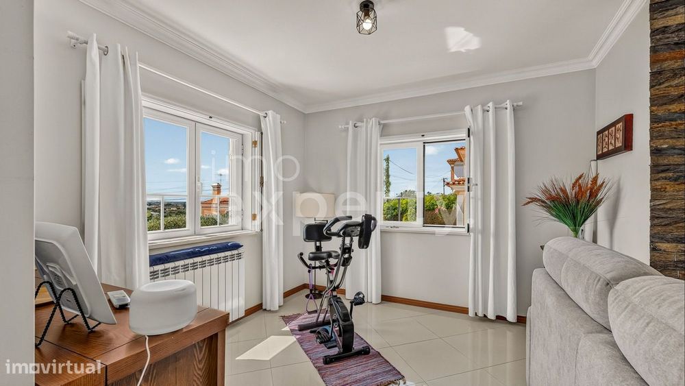 Moradia com 3 suites e piscina coberta a 10 min das praias da Ericeira