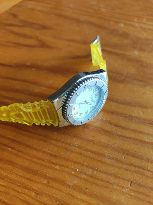 Relógio Amarelo VIVE