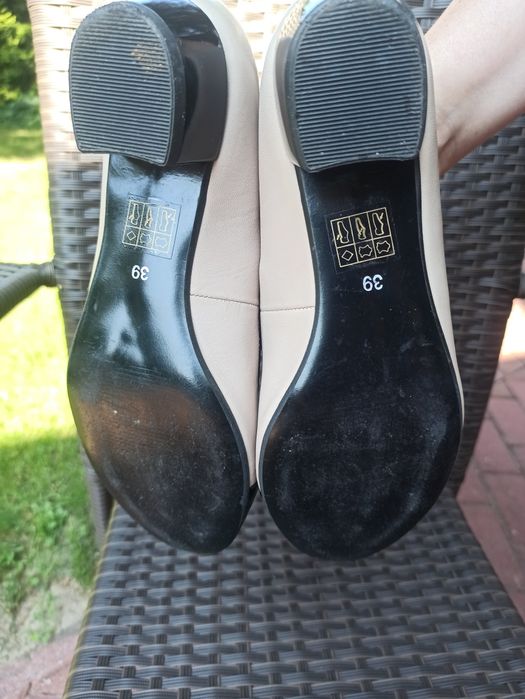 Skórzane beżowo-czarne buty, rozmiar 39