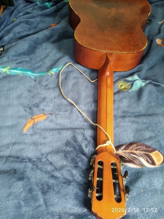 Гитара на 6 струн.