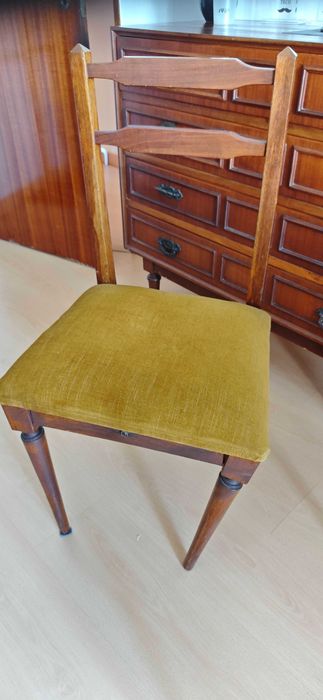 Mobilia de Quarto Completa em Madeira Maciça de Cerejeira + Colchão (Excelente Estado)
