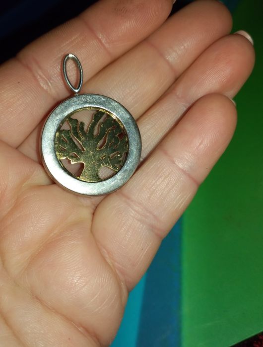 Medalha com a árvore da vida
