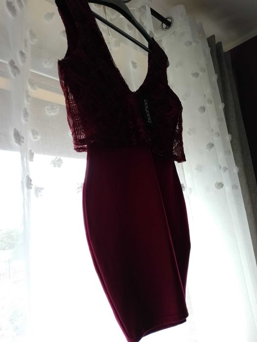 Elegancka dopasowana sukienka z cekinami