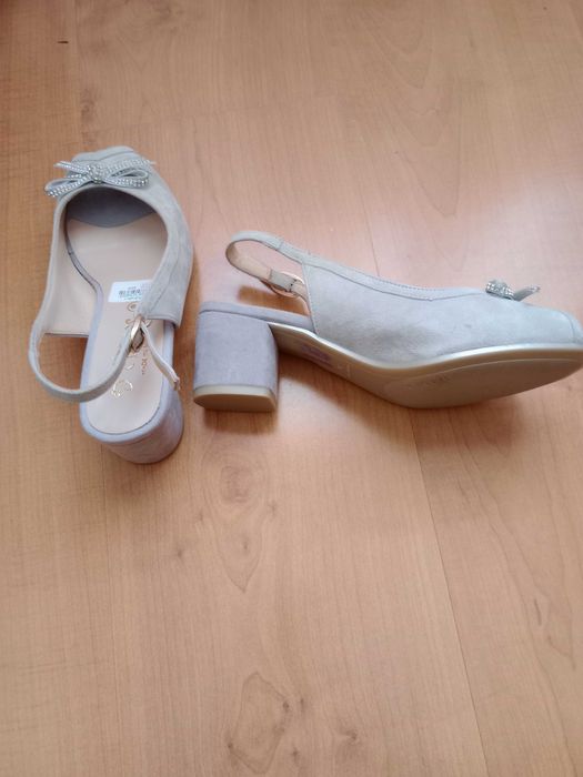 Sandálias de camurça cinza claro, da marca D Chicas