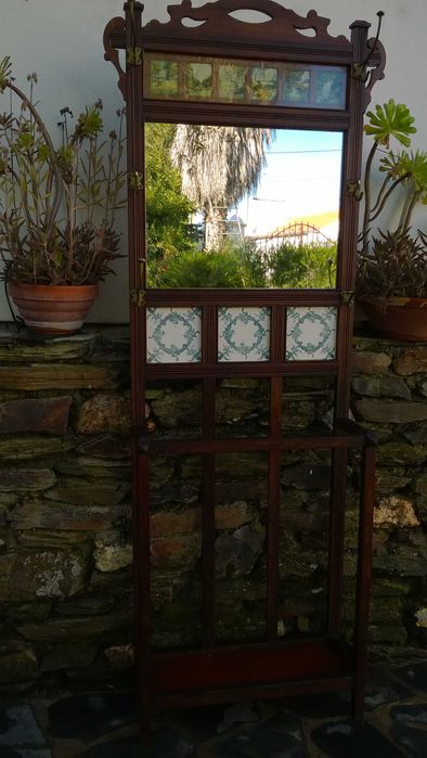 Bengaleiro e escrivaninha antigas