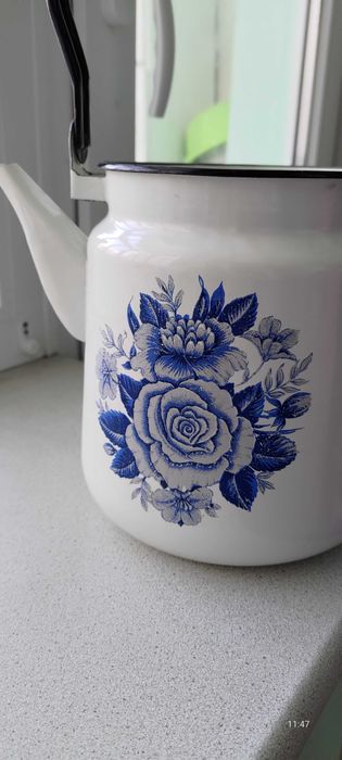 набір емальованих бідонів та чайників з візерунками