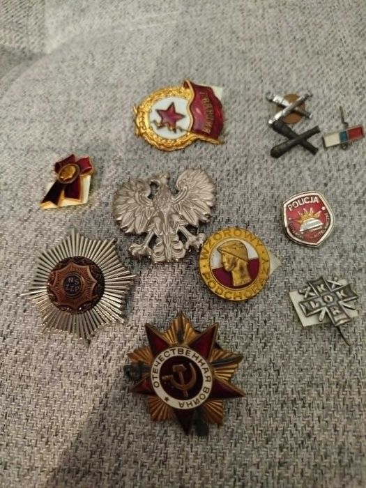 Kolekcja odznak, medali, przypinek i insygniów.