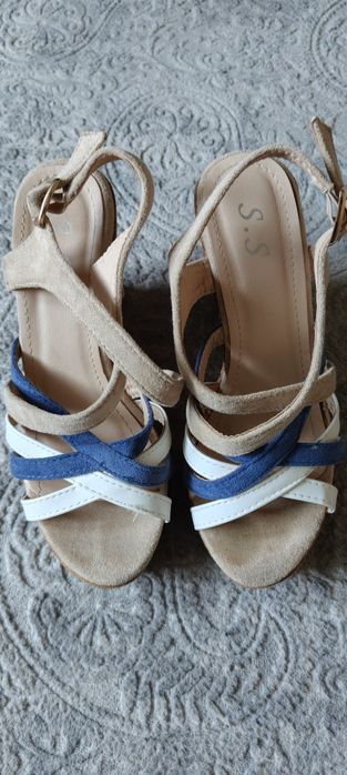 Sandałki na koturnie 37