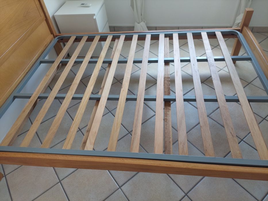 Cama de casal em madeira