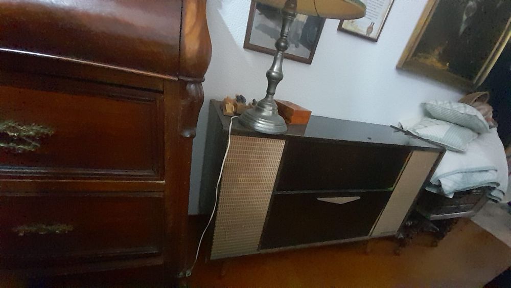 Antiguidades: rádio e gira discos com móvel
