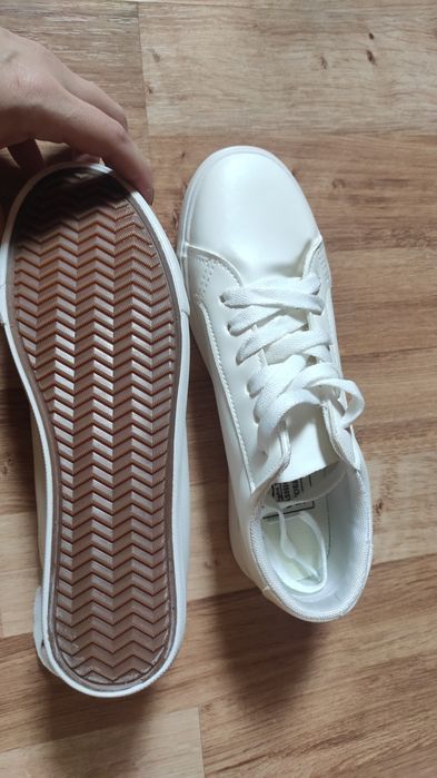 Białe trampki z cienkiej ekoskóry, rozmiar 36, nowe