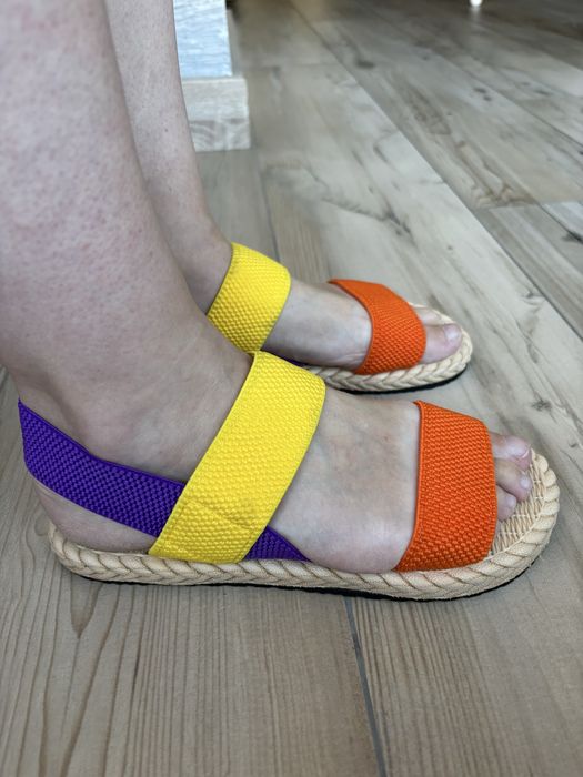 Яскраві босоніжки