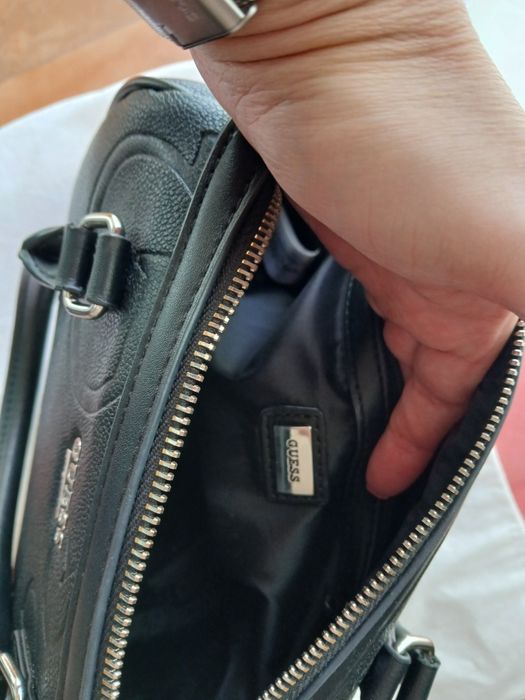 Mala preta Guess com alça amovível