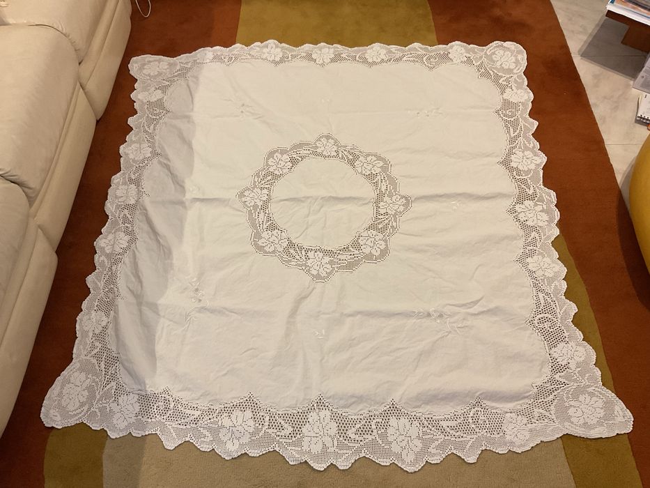Toalha linho antiga bordada e cercadura em renda 150 x 160 cm aprox.