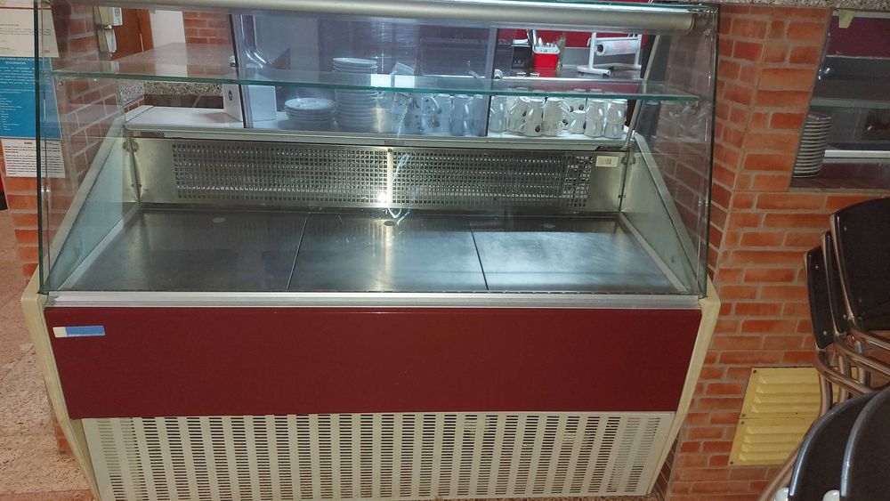 Vitrines e arcas frigorificas para bebidas/ congelados