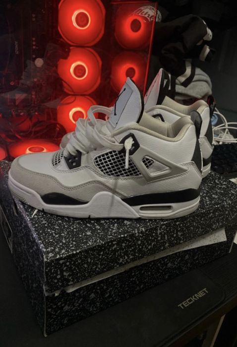 Jordan 4 retro branco e preto
