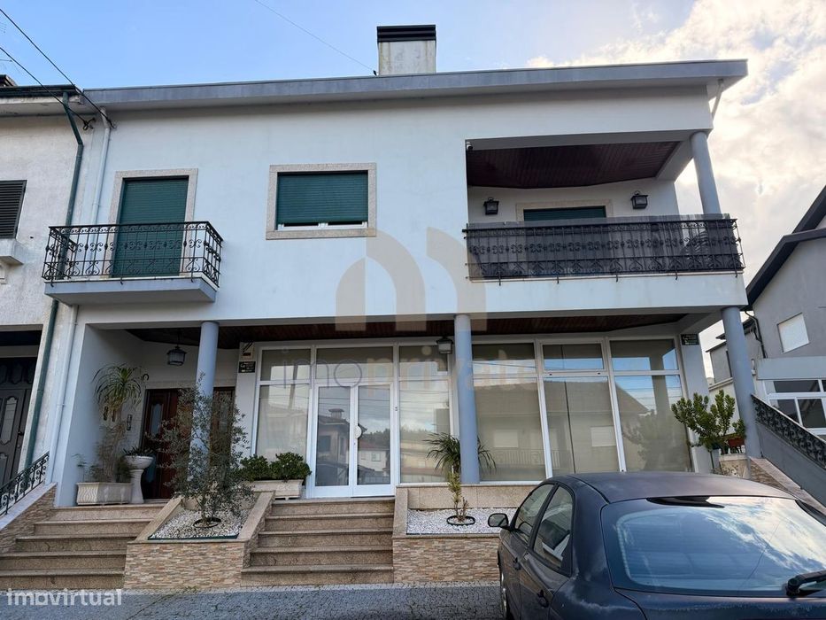 Moradia T4 de Excelência com Espaço Comercial | Carvalhosa, Paços d...