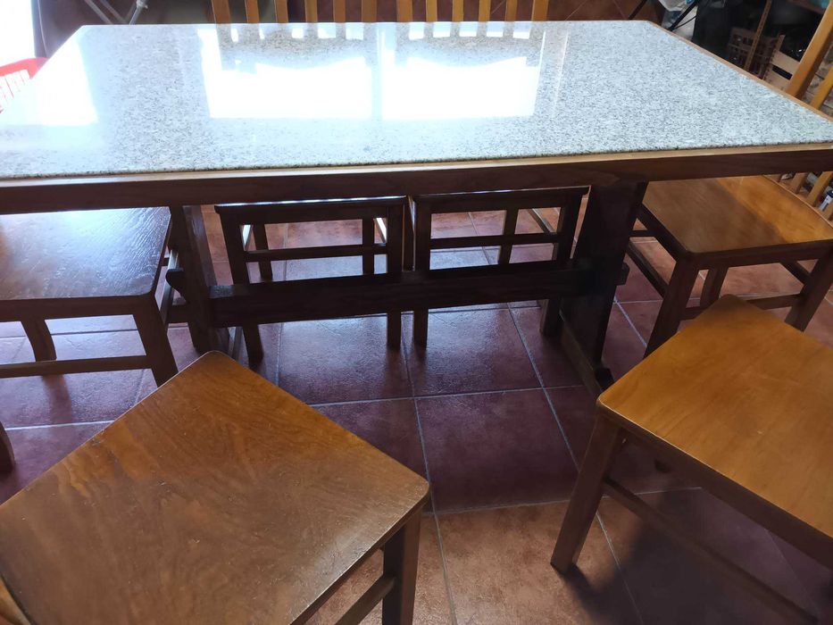 Conjunto de mesa (tampo granito) e 6 cadeiras