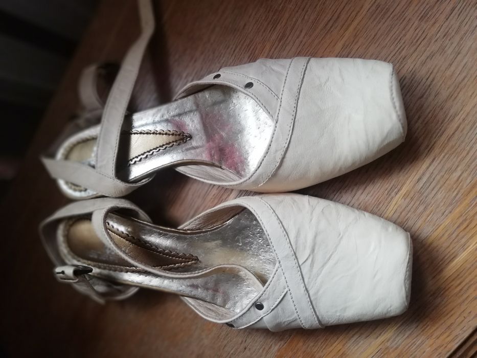 Buty. Skórzane  bezowe