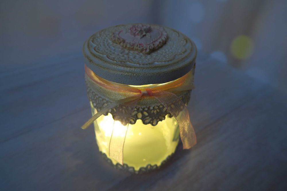 Гарна банка для зберігання з об'ємним декором ручної роботи