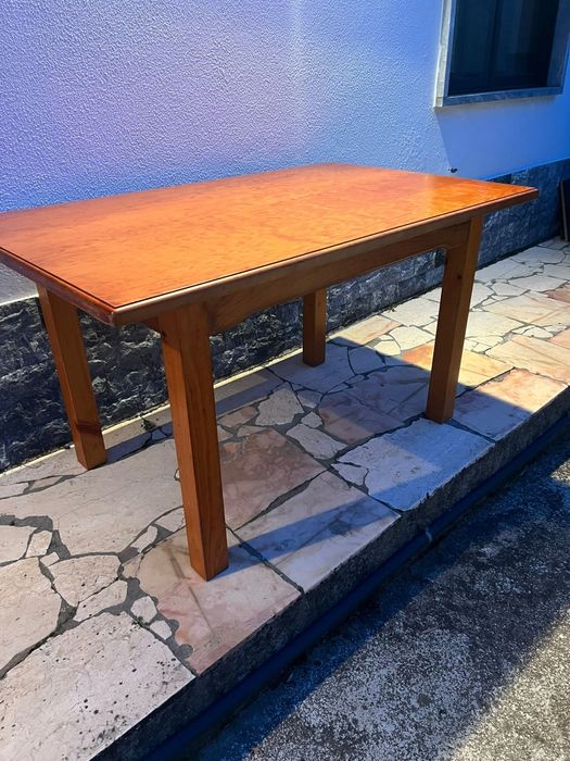 Mesa de madeira resistente 1,39m – ótima para sala ou escritório
