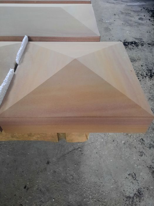 Daszki, nakrywy z piaskowca na ogrodzenie