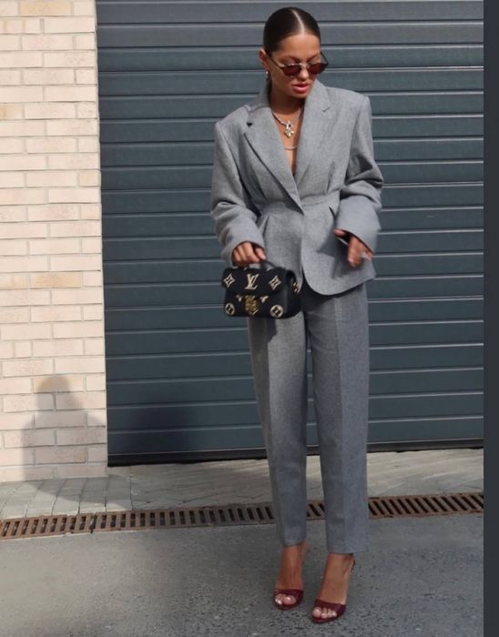 Продам стильний костюм , сірого кольору, Тренд сезону , розмір Л