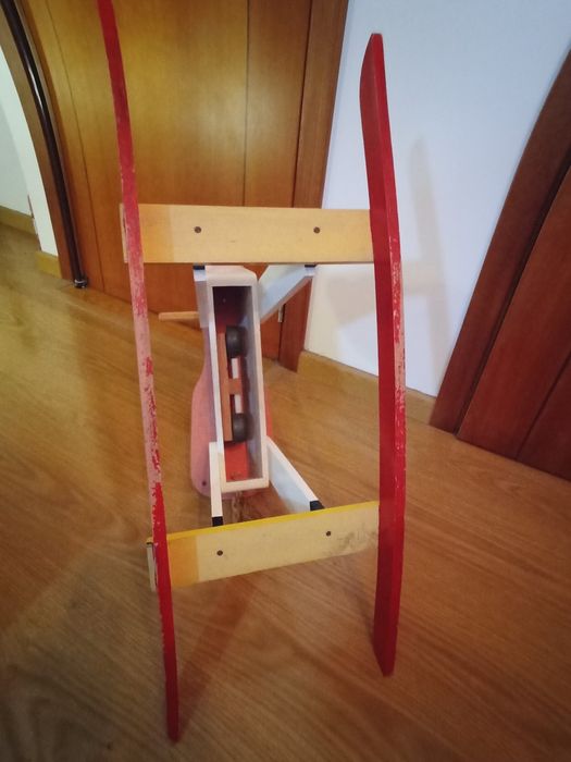 Cavalo antigo de madeira sem restauros