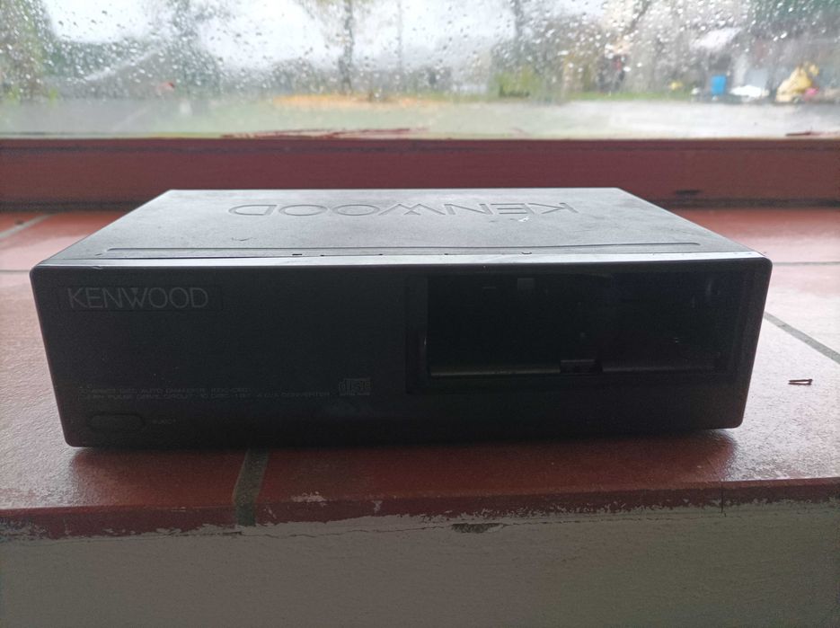 Caixa/charger Kenwood de CD's.
