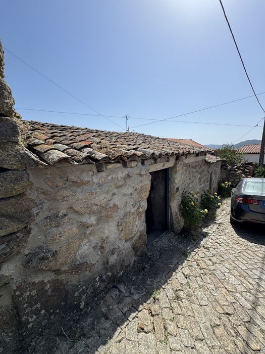 Moradia + terreno + garagem + 2 habitaçoes