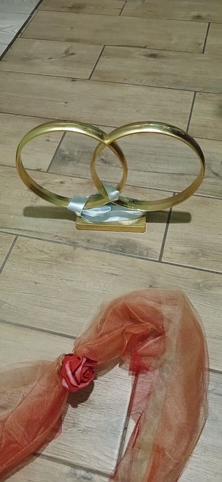 Весільні обручки на авто.  Прикраса на капот авто