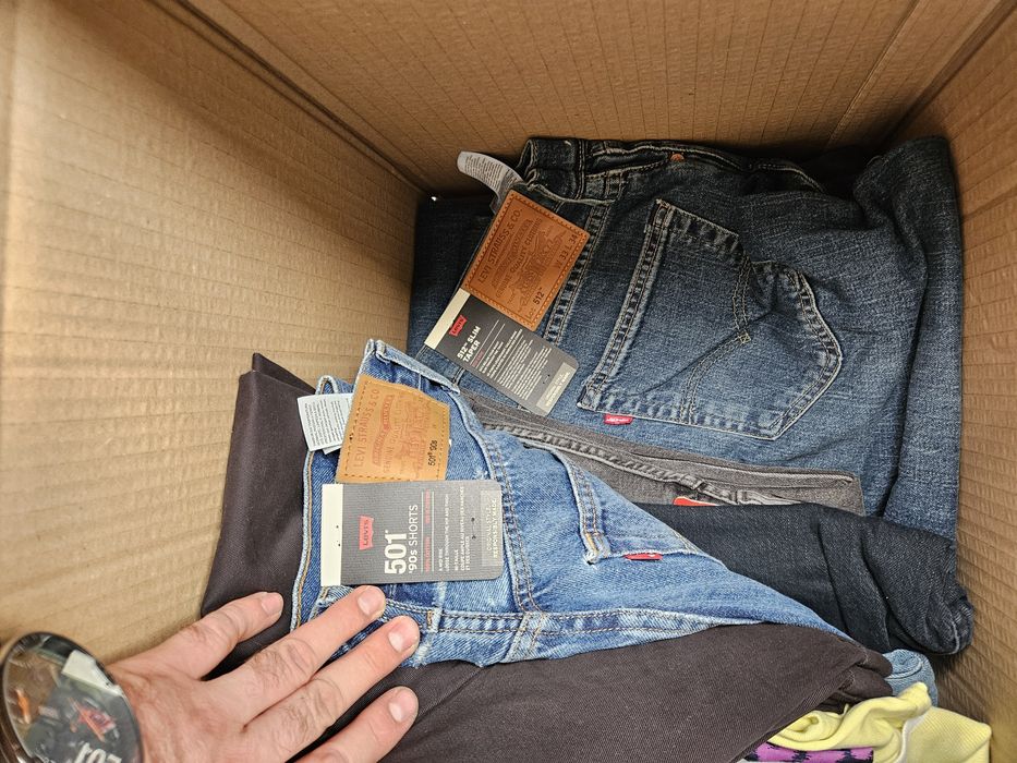 Box z ciuchami Levis