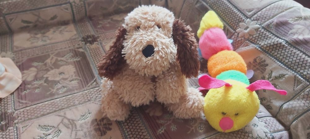Продам мягкие игрушки собачка и гусеница.