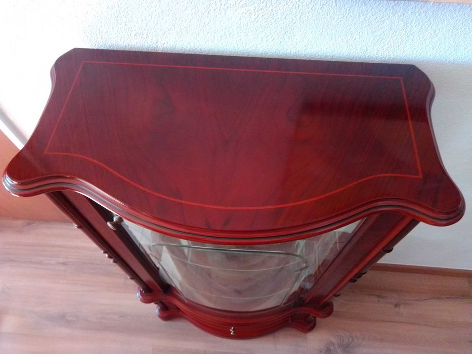 Móvel vitrine com prateleiras vidro, espelhado e três gavetas.